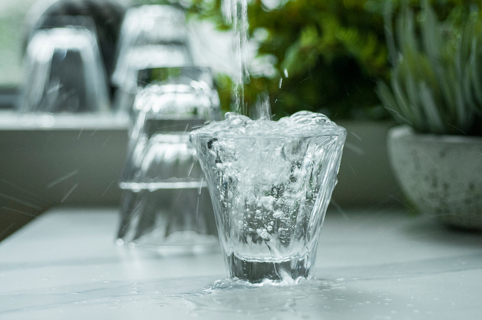 Urban Twisted Glas mit Wasser